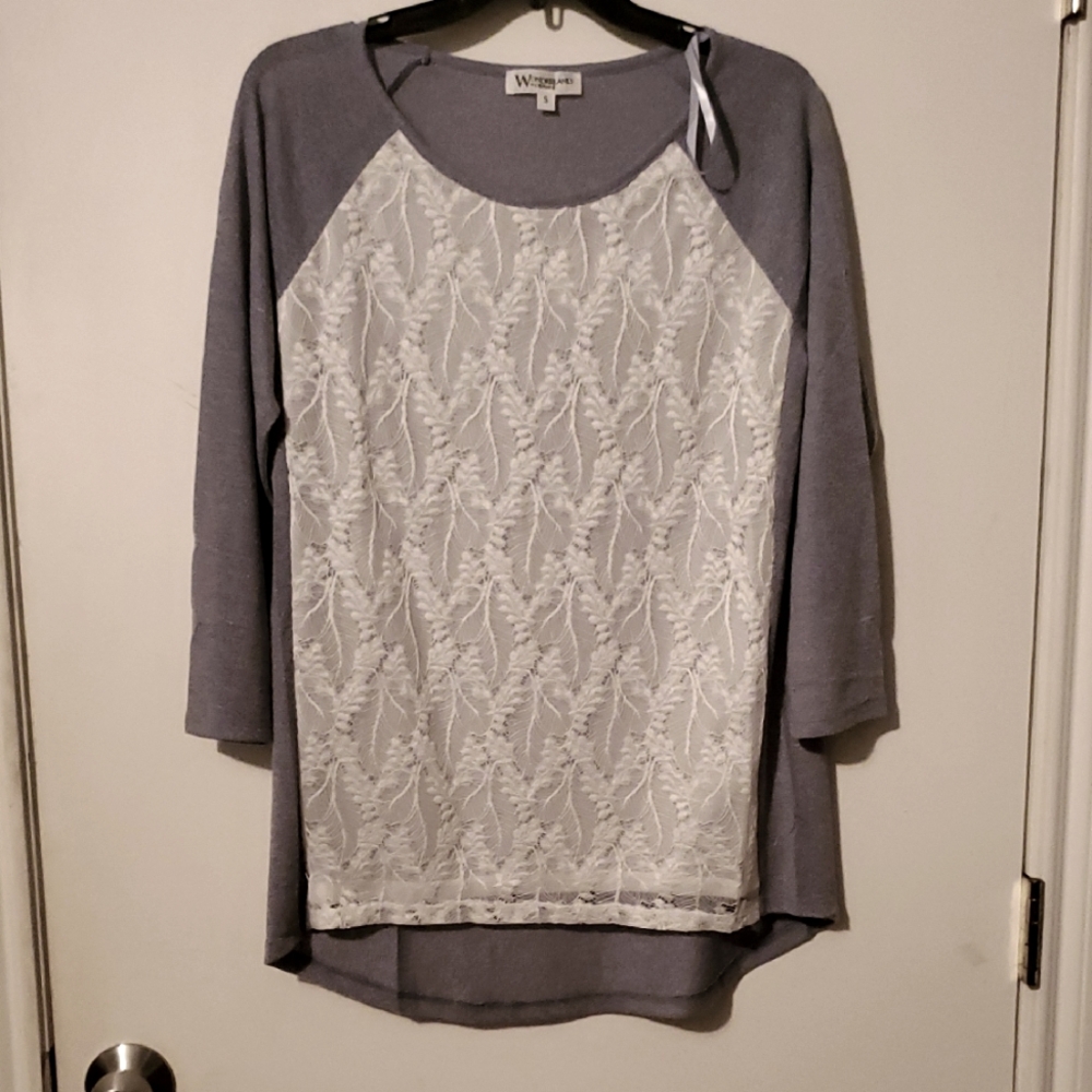 Wonderland By Orange Gray and White Women's Top
